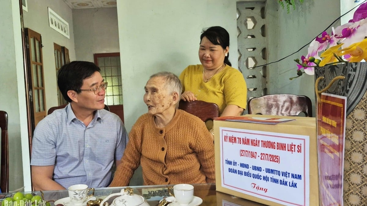 La secretaria provincial del Partido Comunista de Vietnam, Nguyen Dinh Trung, visita a la heroica madre vietnamita Nguyen Thi Chuc