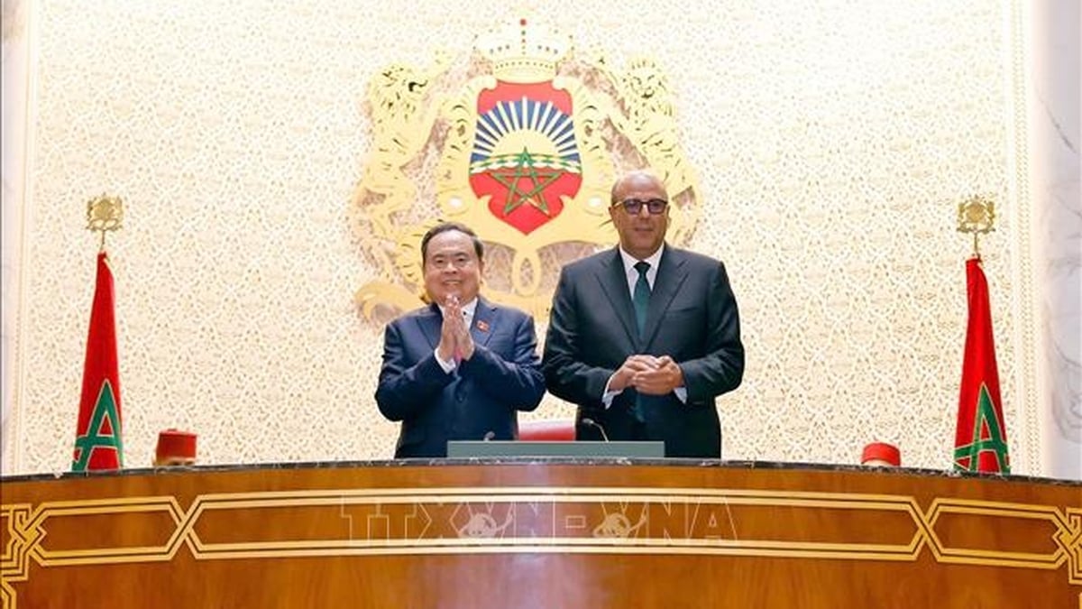 Le président de l'Assemblée nationale, Tran Thanh Man, s'entretient avec le président du Sénat marocain, Mohamed Ould Errachid