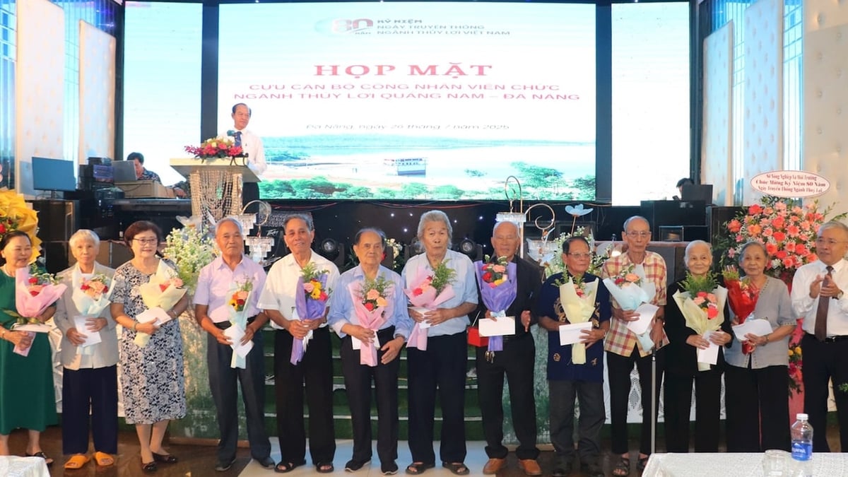 ជួបសំណេះសំណាលជាមួយអតីតមន្ត្រី កម្មករ និងមន្ត្រីរាជការនៃវិស័យធារាសាស្ត្រខេត្ត Quang Nam - Da Nang