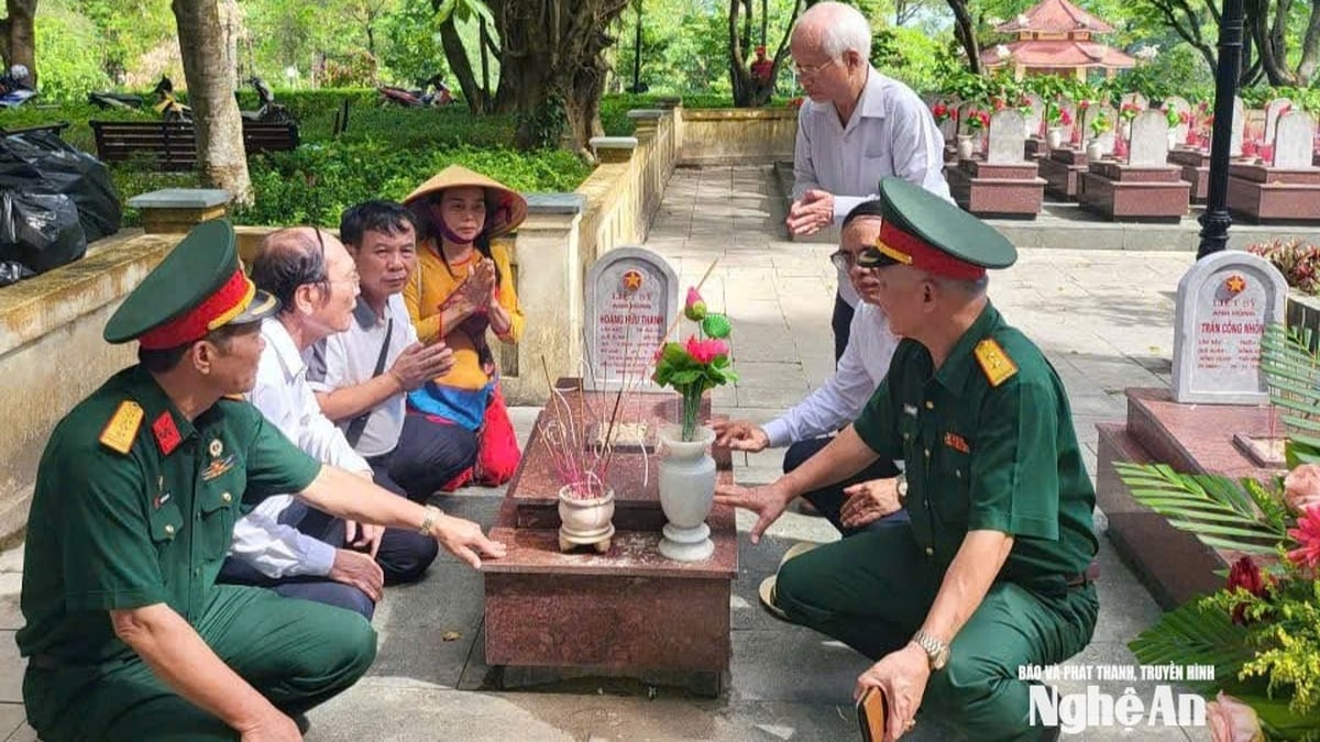 Association for Supporting Families of Martyrs of Nghe An Province offers incense to commemorate heroic martyrs in Quang Tri