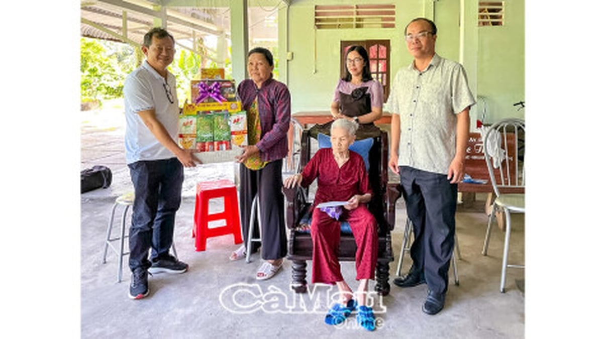 หนังสือพิมพ์ วิทยุ และโทรทัศน์ Ca Mau เยี่ยมเยือนวีรสตรี Pham Thi Bay