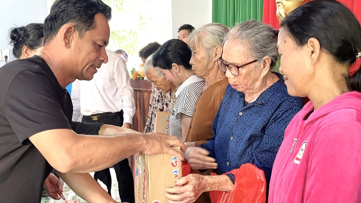 Remise de 300 cadeaux aux personnes en difficulté dans le quartier de Phu Bai