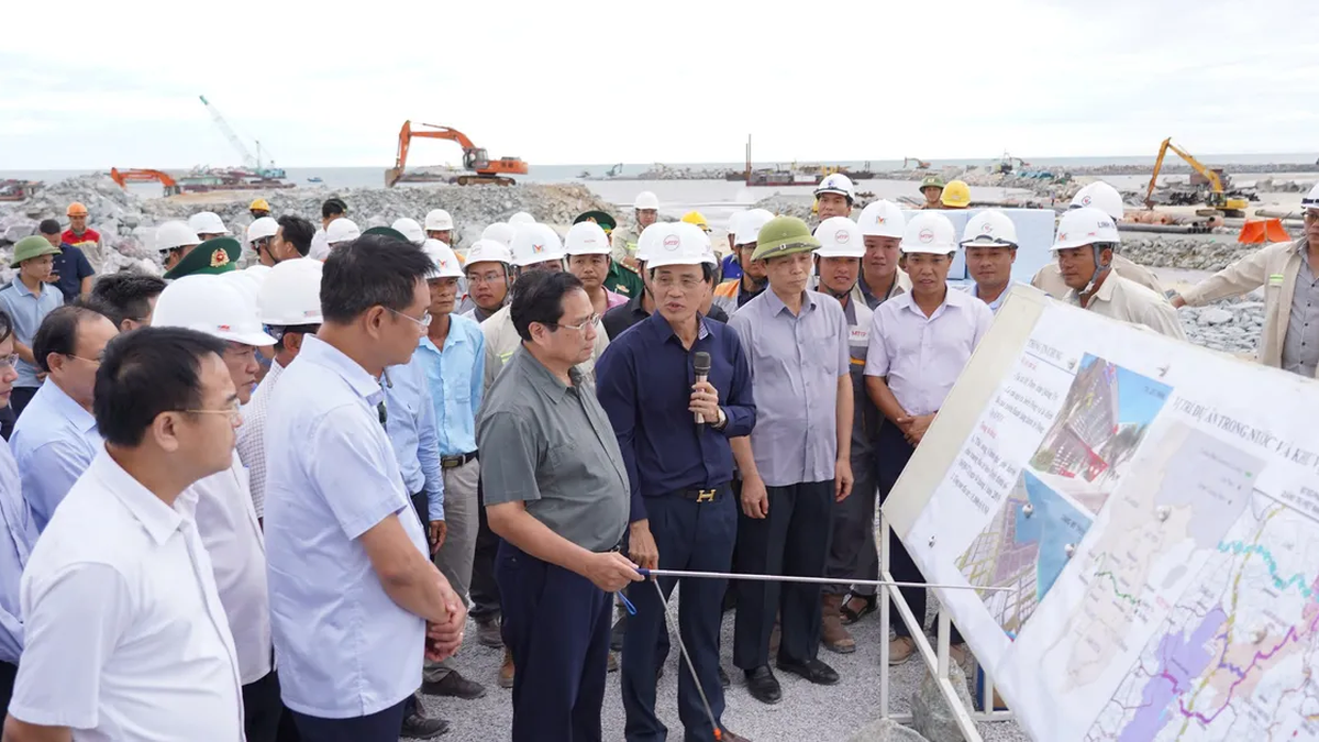 Premierminister Pham Minh Chinh forderte, den Fortschritt wichtiger Projekte in Quang Tri zu beschleunigen.