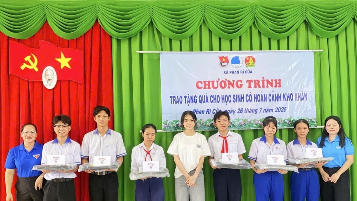 Vergabe von 24 Stipendien an benachteiligte Studierende in der Gemeinde Phan Ri Cua