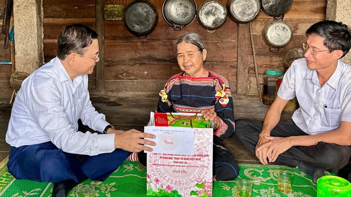 Le vice-président du Comité populaire provincial de Gia Lai, Nguyen Tu Cong Hoang, a rendu visite et offert des cadeaux aux personnes ayant apporté des contributions révolutionnaires.