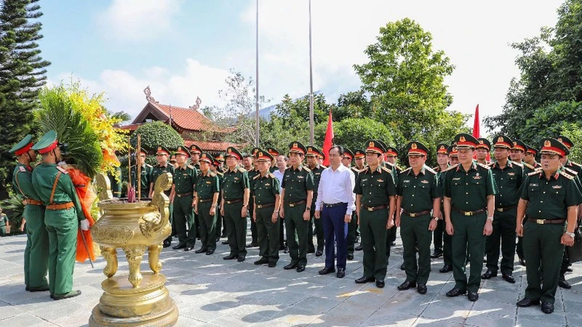 General Phan Van Giang, Mitglied des Politbüros und Minister für nationale Verteidigung, opferte an mehreren Reliquien in Thai Nguyen Weihrauch.