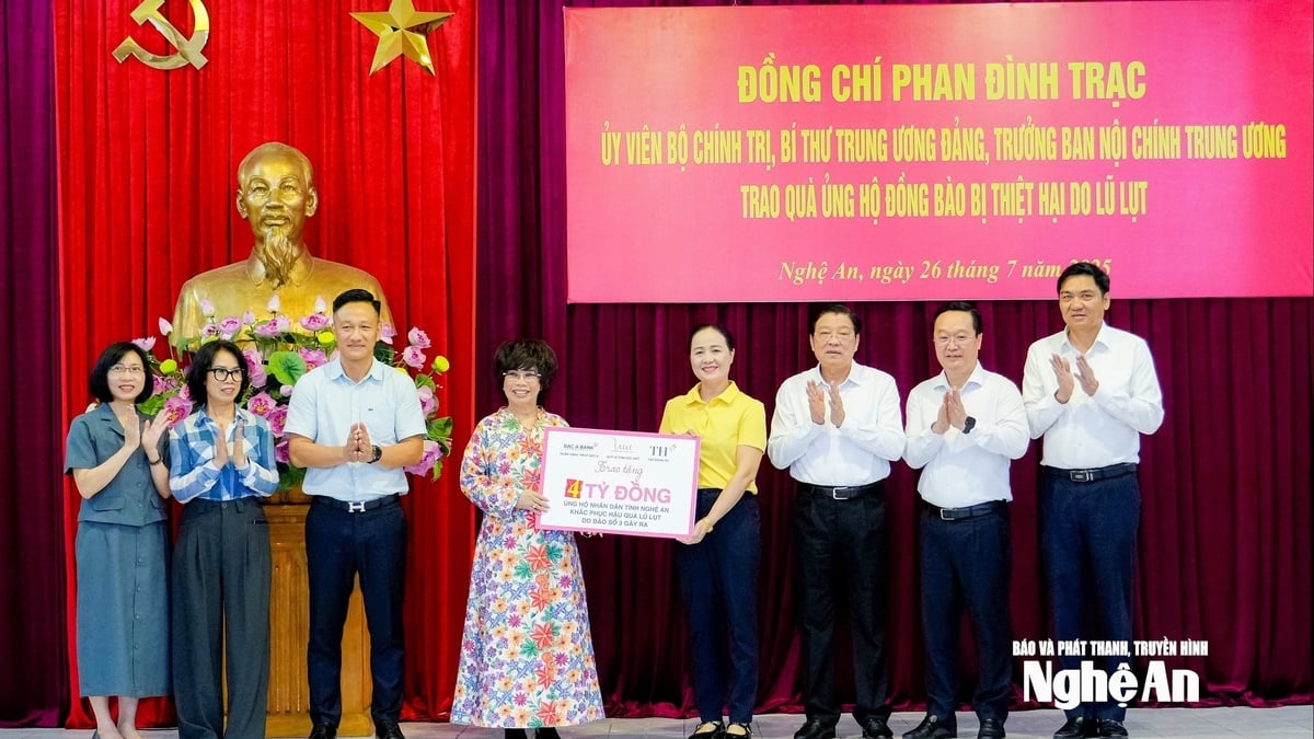 El Banco Comercial Bac A Joint Stock - TH Group, a través del Fondo para la Estatura de los Vietnamitas, donó 4 mil millones de VND para ayudar a la provincia de Nghe An a superar las consecuencias de la tormenta Nº 3.