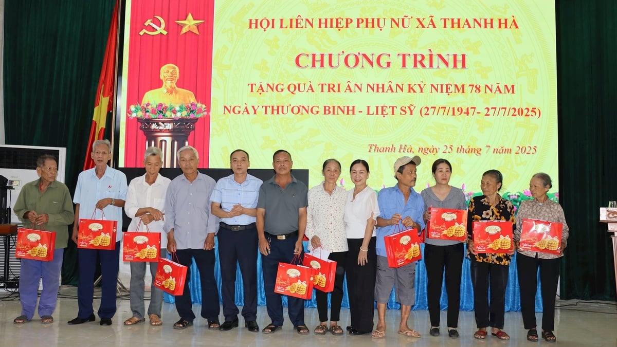 Thanh Ha Commune Women's Union mobilized social resources to give 79 gifts to meritorious people.