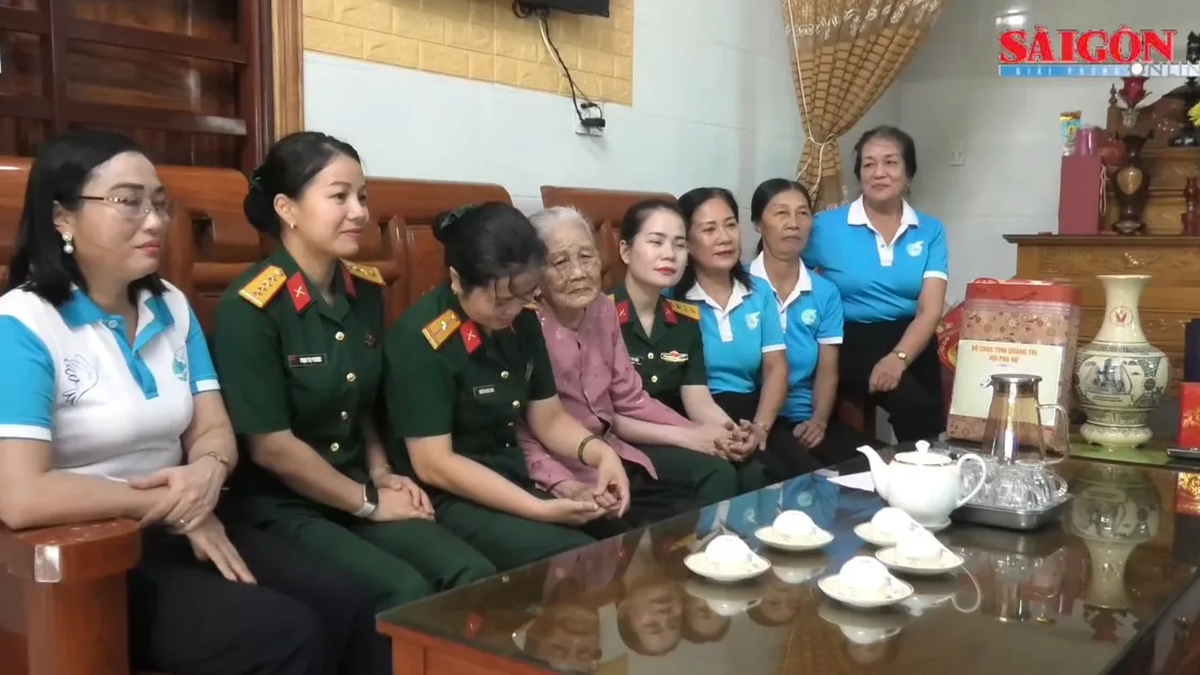 Silk shirts in gratitude to heroic Vietnamese mothers on the banks of Gianh River