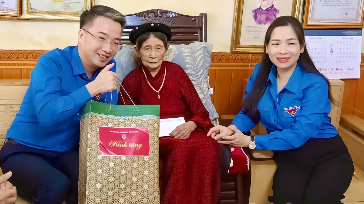ថ្នាក់ដឹកនាំសម្ព័ន្ធយុវជនមជ្ឈិម អញ្ជើញទៅសួរសុខទុក្ខ និងប្រគល់អំណោយជូនមាតាបិតា វីរជនវៀតណាមនៅ Tuyen Quang