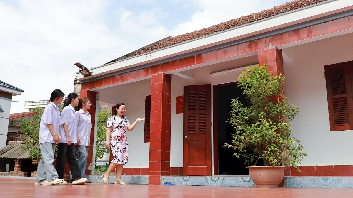 เยี่ยมชม 'มุมสนามและท้องฟ้า' โดยกวี Tran Dang Khoa