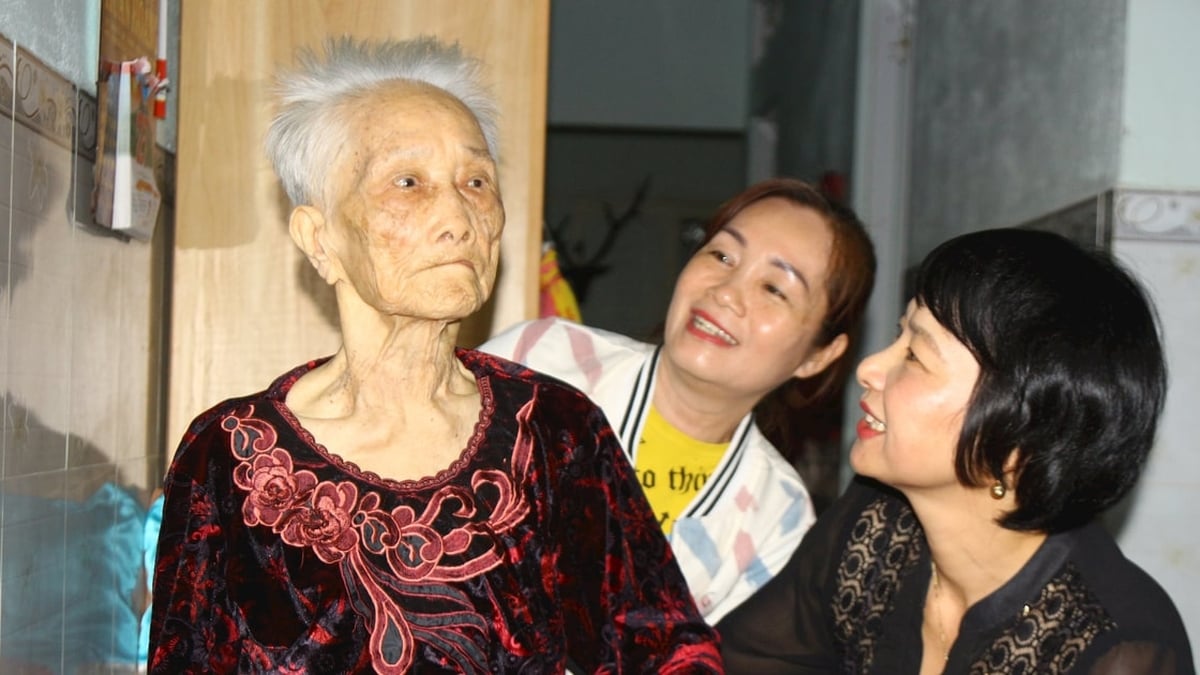 Comrade Pham Thi Phuc - Deputy Secretary of the Provincial Party Committee, Chairman of the Vietnam Fatherland Front Committee of Lam Dong province visited the Heroic Vietnamese Mother in Bao Lam 3 commune.