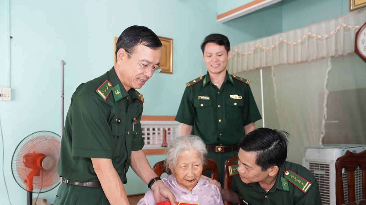Da Nang Border Guard pays tribute to families of policy beneficiaries and meritorious people
