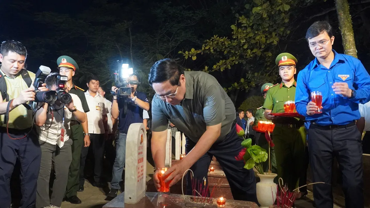 Ceremonia de encendido de velas sagradas en honor a los mártires heroicos