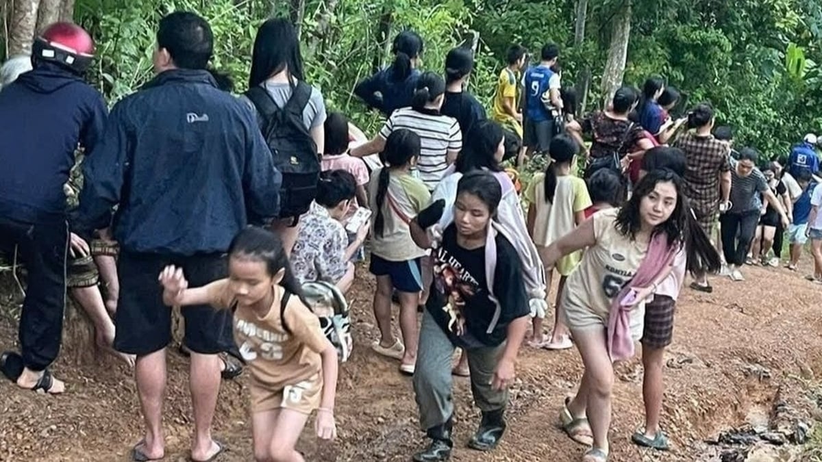 Miles de personas que viven aguas abajo de la central hidroeléctrica de Ban Ve huyeron a las montañas debido a un rumor.