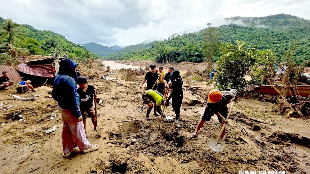 People and forces of My Ly commune (Nghe An) race against the weather to find their belongings and documents.