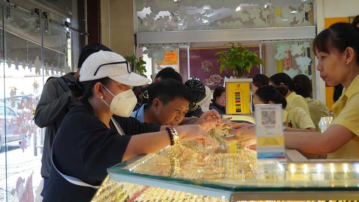 តម្លៃមាសនៅរសៀលថ្ងៃទី២៧ ខែកក្កដា ឆ្នាំ២០២៥៖ តម្លៃមាសក្នុងស្រុក និងពិភពលោកធ្លាក់ចុះយ៉ាងខ្លាំង អ្នកទិញមាសបានរងការខាតបង់យ៉ាងធ្ងន់ធ្ងរជិត ៣លានដុង/តុង