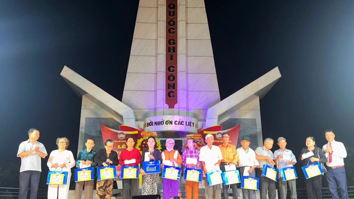 Commune de Van Ninh : Remise de 60 cadeaux aux familles politiques et aux personnes méritantes