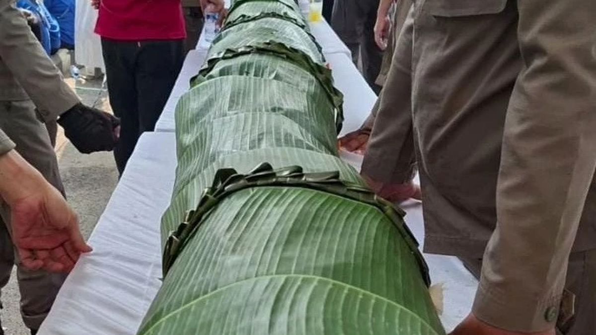 Indonesia sets record for world's largest 'sekubal' cake