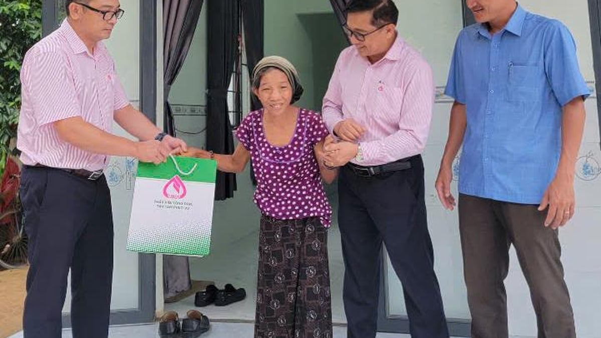 Social Policy Bank, Dak Lak province branch, pays tribute to policy families