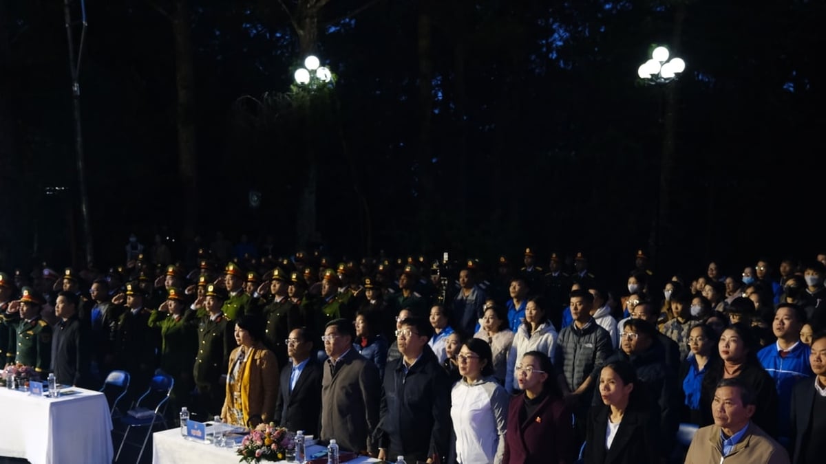 Encendiendo miles de velas en agradecimiento en los tres cementerios de mártires de Da Lat, Binh Thuan y Dak Nong.