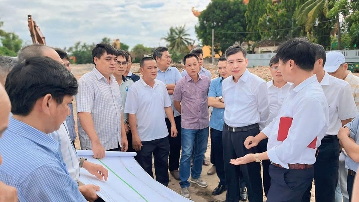 Chairman of the Provincial People's Committee Ta Anh Tuan inspected the implementation of the coastal road.