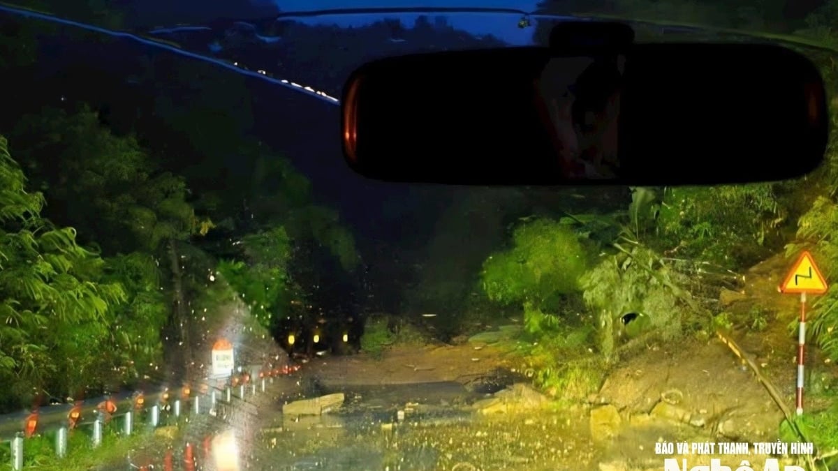 El oeste de Nghe An continúa sufriendo deslizamientos de tierra tras las fuertes lluvias, lo que detiene temporalmente la llegada de ayuda humanitaria para el centro de inundaciones de Nhon Mai en el punto My Ly.