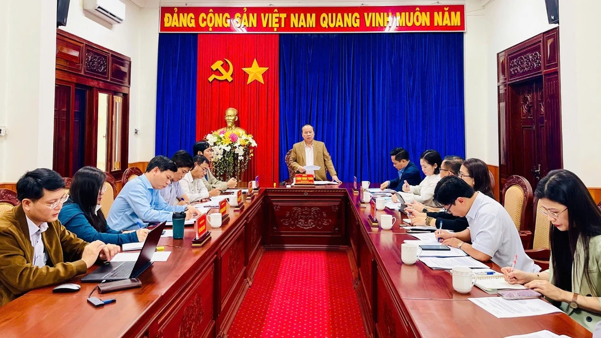 Le secrétaire adjoint du Comité provincial du Parti, Chau Ngoc Tuan, travaille avec le Comité du Parti du quartier de Pleiku sur les préparatifs du congrès.