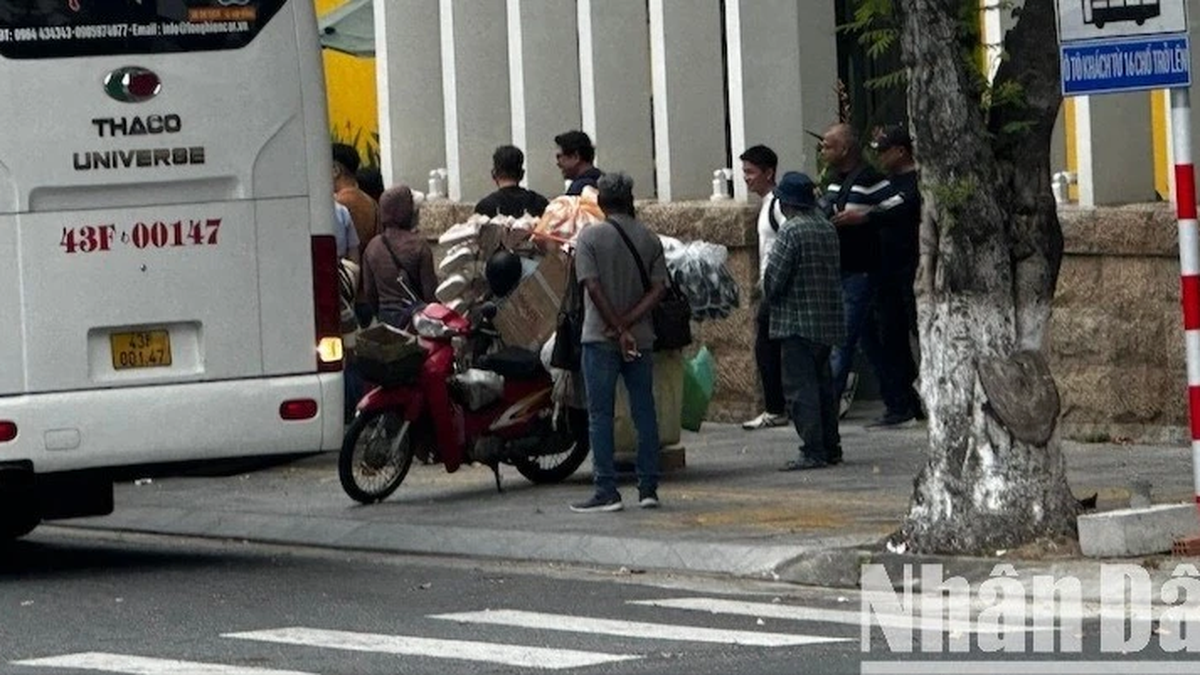Da Nang emite sanciones para castigar a los vendedores ambulantes que acechan y solicitan a los turistas