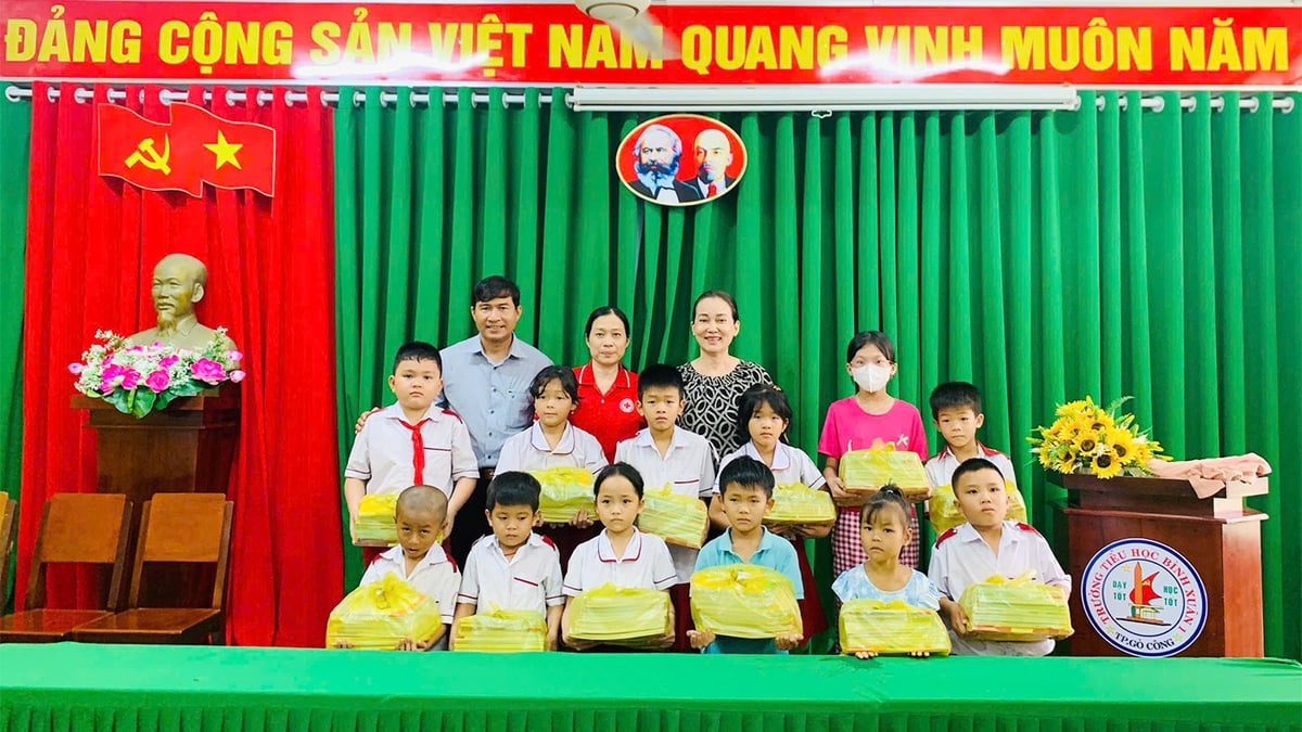 เขตบิ่ญซวน: มอบของขวัญให้กับนักเรียนในสถานการณ์ที่ยากลำบาก