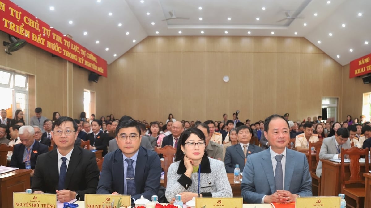Le secrétaire adjoint du Comité provincial du Parti et président du Conseil populaire de la province de Lam Dong, Tran Hong Thai, a assisté au congrès du Parti du quartier 2 de Bao Loc.