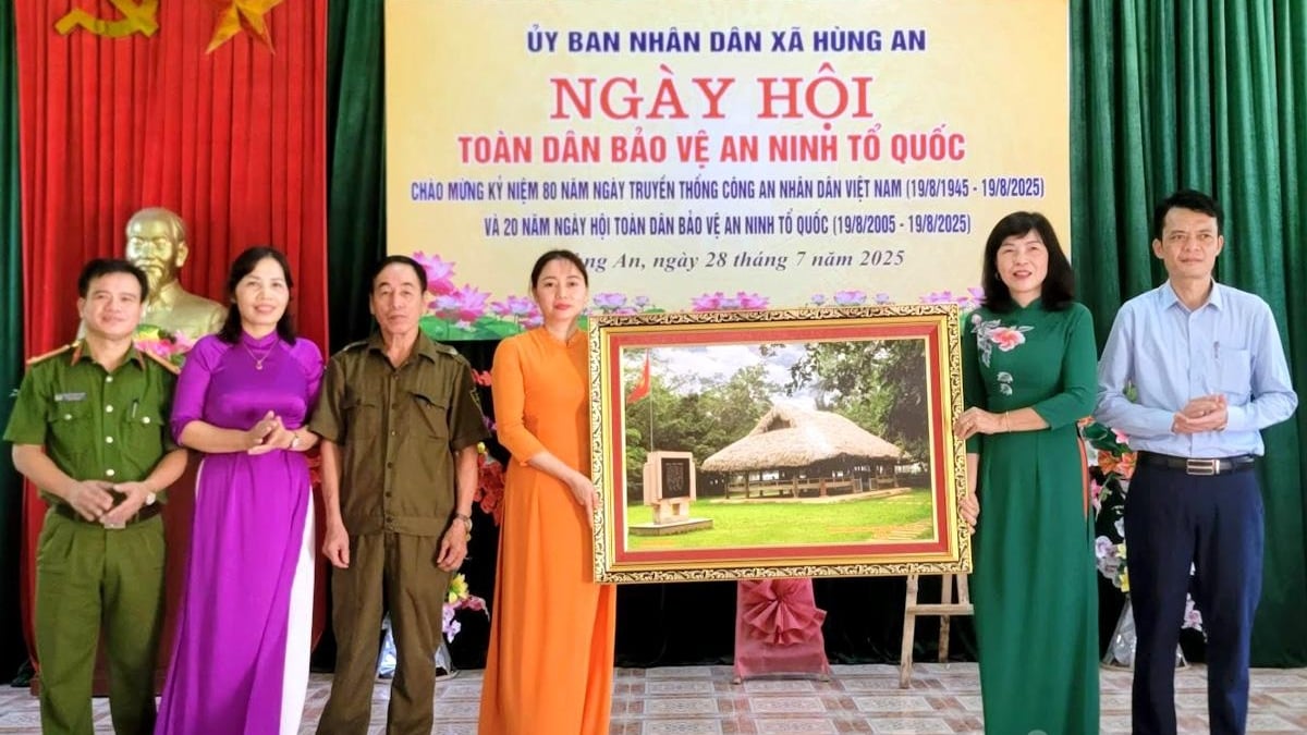 Genossin Pham Thi Minh Xuan nahm am Nationalen Tag des Schutzes der nationalen Sicherheit in der Gemeinde Hung An teil.