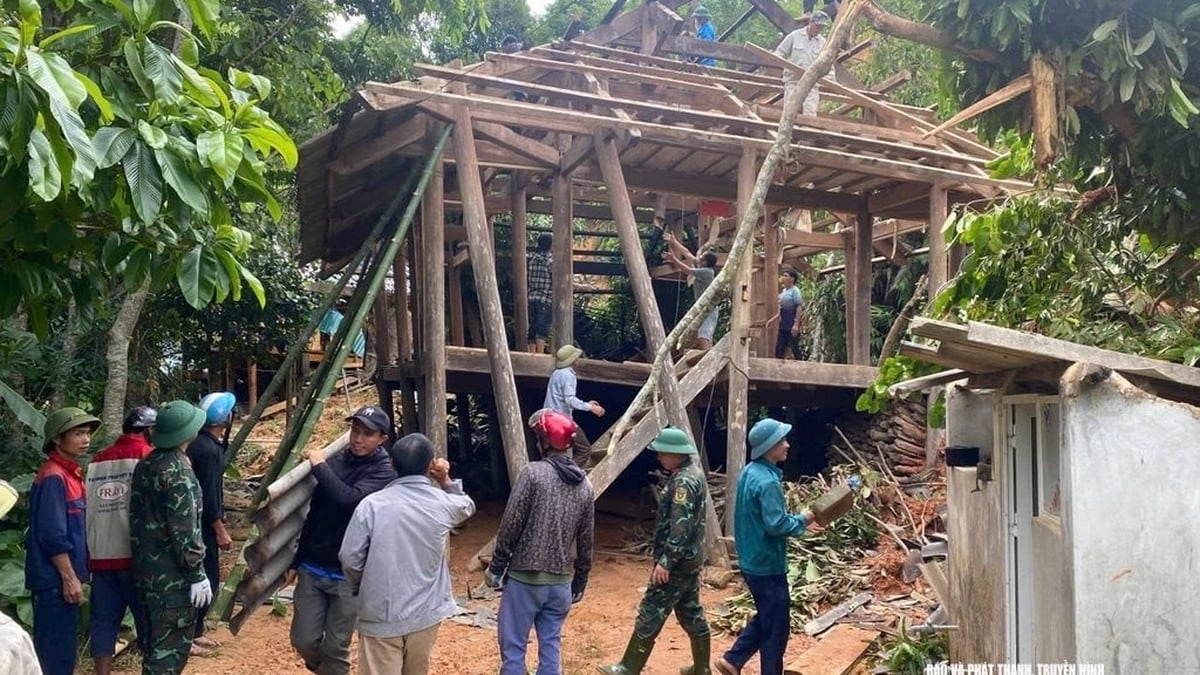 La police et les soldats pataugent dans la boue pour aider les habitants de la commune frontalière de Tri Le (Nghe An) à reconstruire leurs maisons après les inondations.