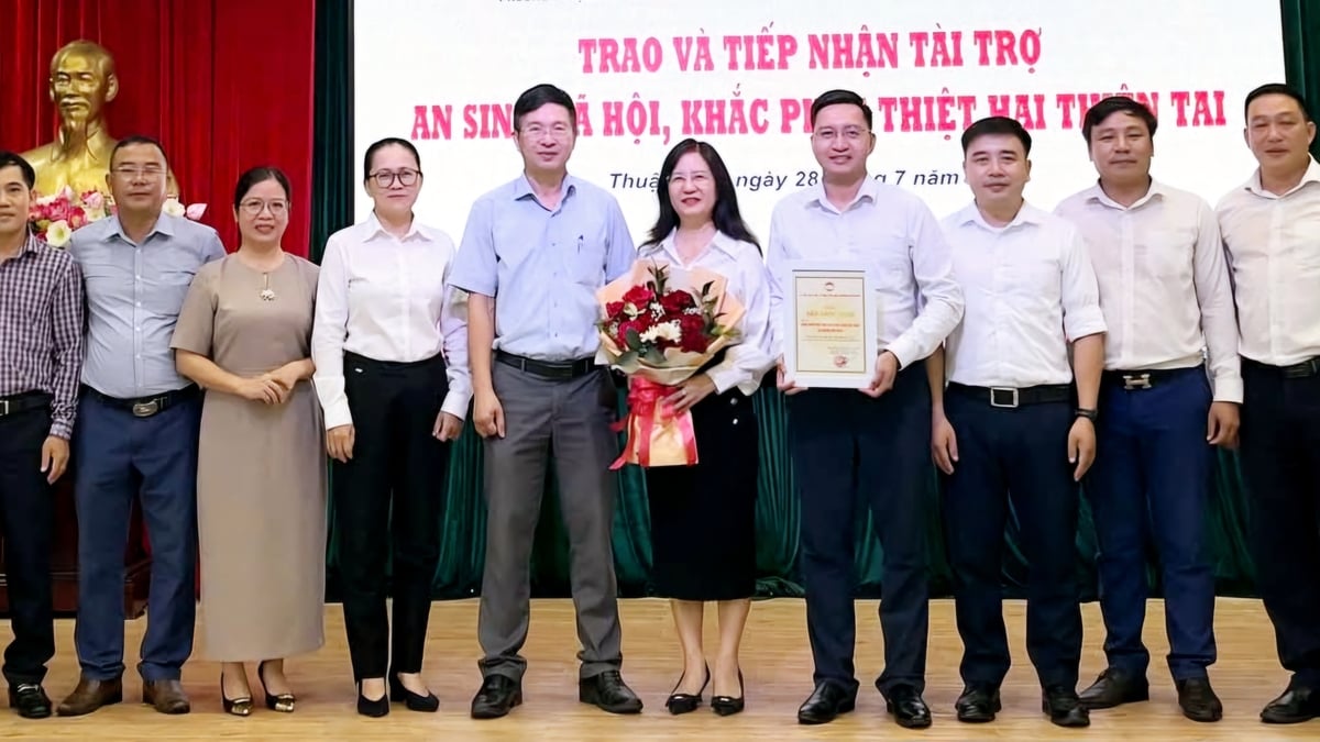 Awarding 100 million VND to support social security in Thuan Hoa ward