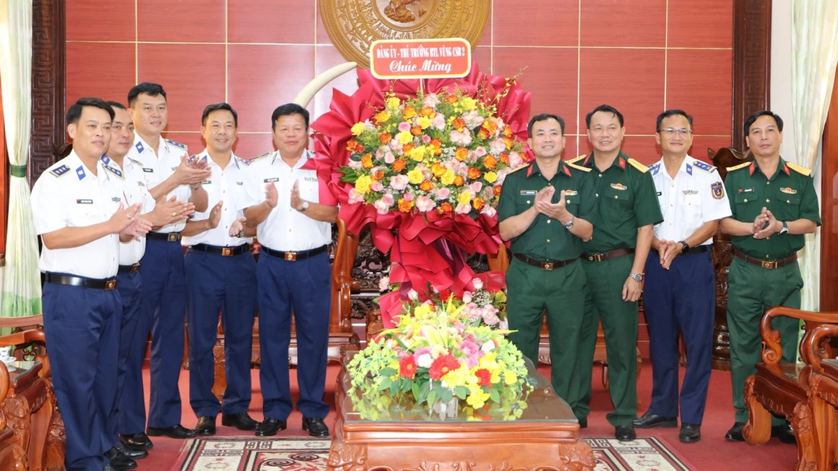 មេបញ្ជាការឆ្មាំសមុទ្រតំបន់ 2 អញ្ជើញទៅសួរសុខទុក្ខ និងអបអរសាទរ ទីបញ្ជាការយោធាខេត្ត Gia Lai បន្ទាប់ពីការរួមបញ្ចូលគ្នា