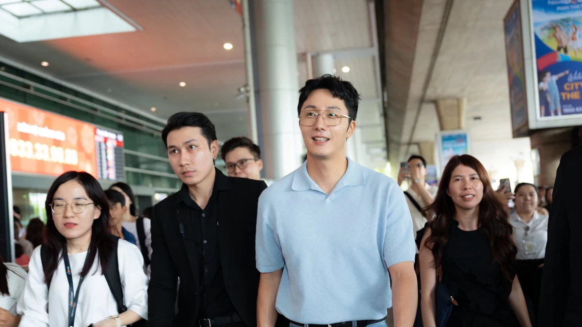 한국 스타 정일우가 양국 합작 영화를 홍보하기 위해 베트남을 방문한다.