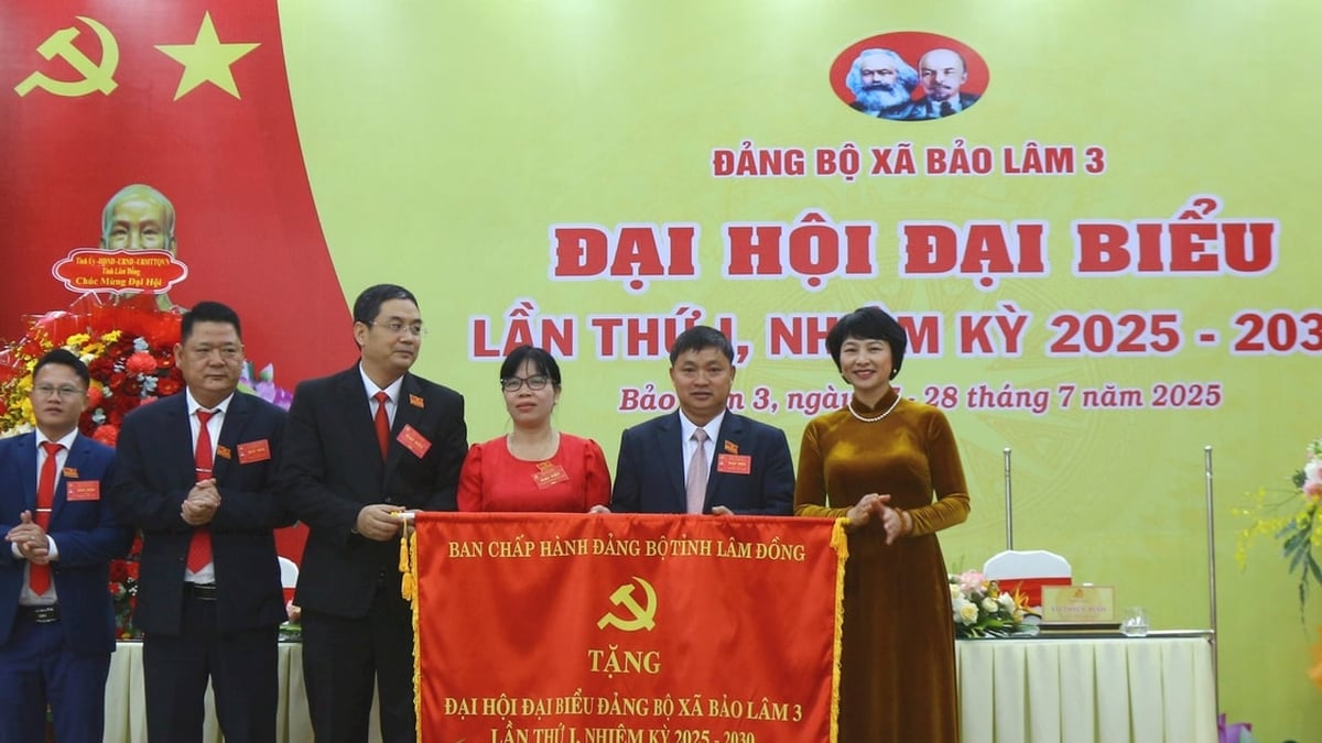 Chairwoman of the Vietnam Fatherland Front Committee of Lam Dong province Pham Thi Phuc attended the Party Congress of Bao Lam 3 commune.