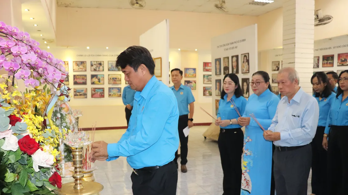 Des responsables syndicaux offrent de l'encens pour commémorer le président Ho Chi Minh et le président Ton Duc Thang