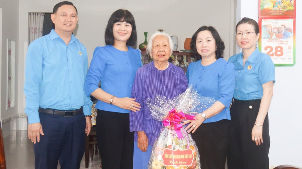 El vicepresidente permanente de la Confederación General del Trabajo de Vietnam, Thai Thu Xuong, visitó a la familia de la Sra. Dao Thi Bieu.