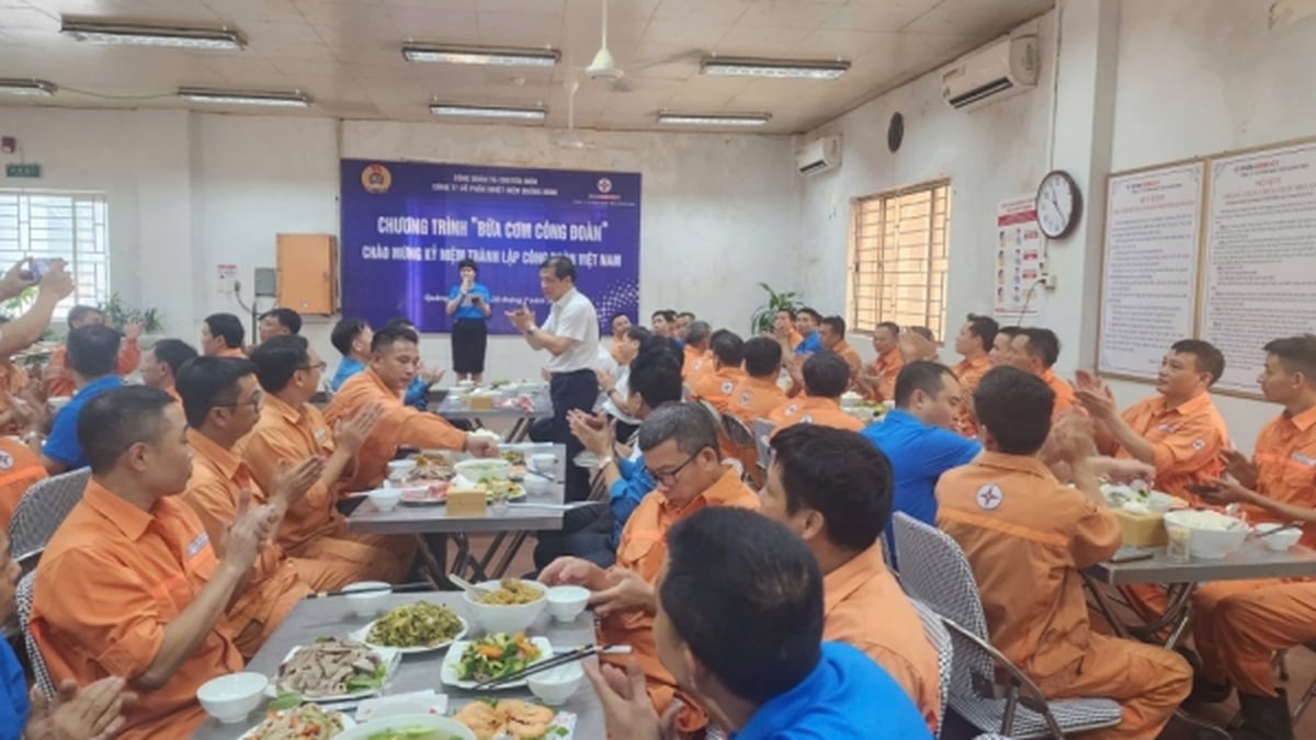 “អាហារសហជីព” នៅក្រុមហ៊ុនភាគហ៊ុនរួមថាមពលកំដៅ Quang Ninh៖ ភាពកក់ក្តៅនៅពាក់កណ្តាលវេនការងារ