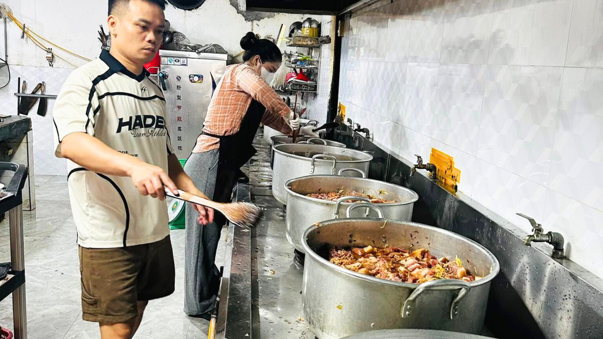 Restaurant owner lost property after flood but still cooks thousands of free meals for people in Nghe An