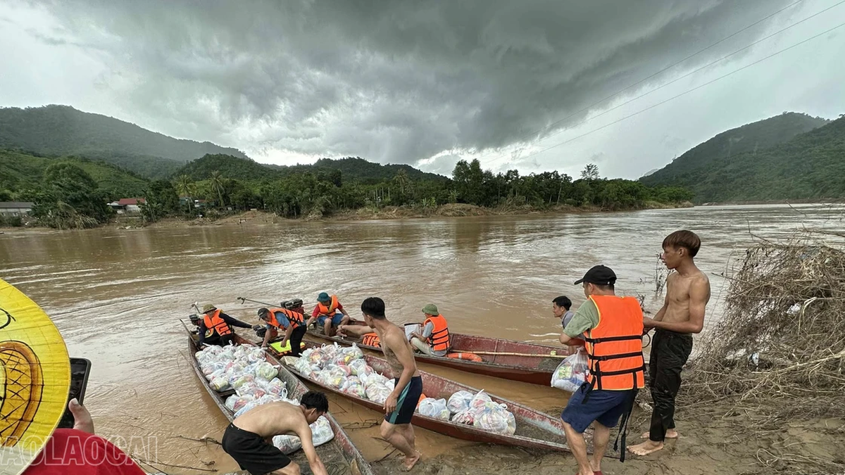 Más de 1.300 regalos de socorro de Lao Cai al pueblo Nghe An