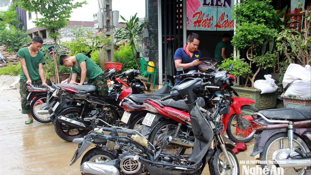 Una serie de motocicletas sumergidas en el barro en el oeste de Nghe An son reparadas gratuitamente.