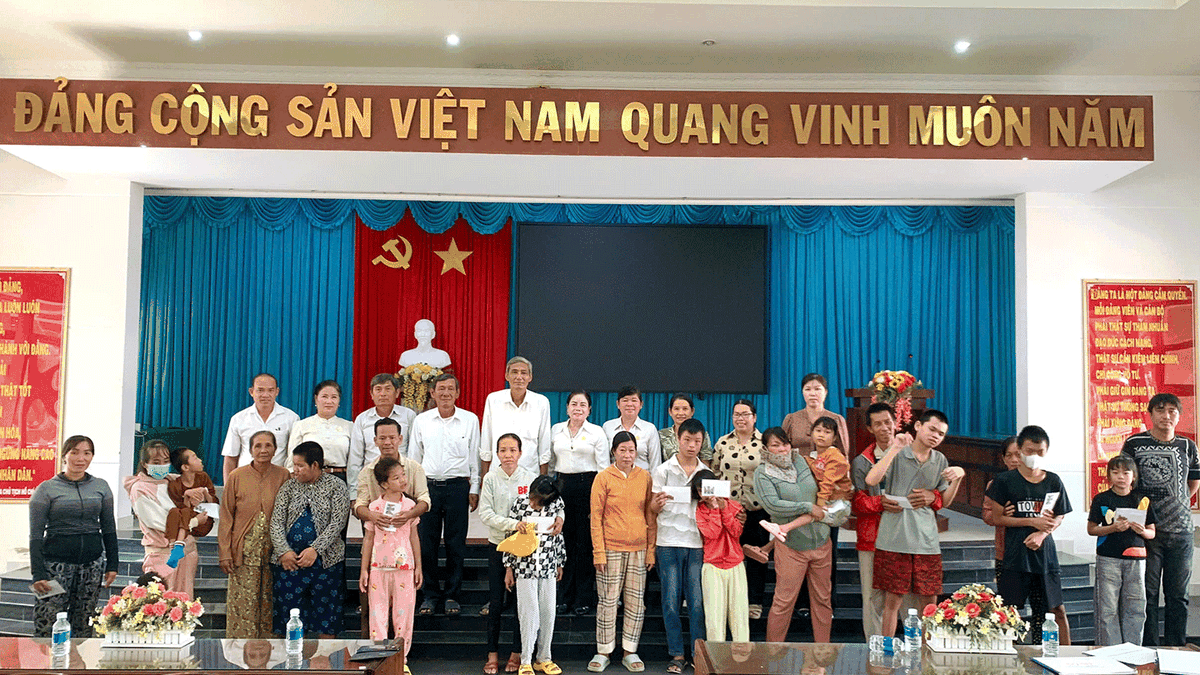 สหภาพสตรีชุมชนตันฮวา: มอบของขวัญให้กับเด็กพิการ