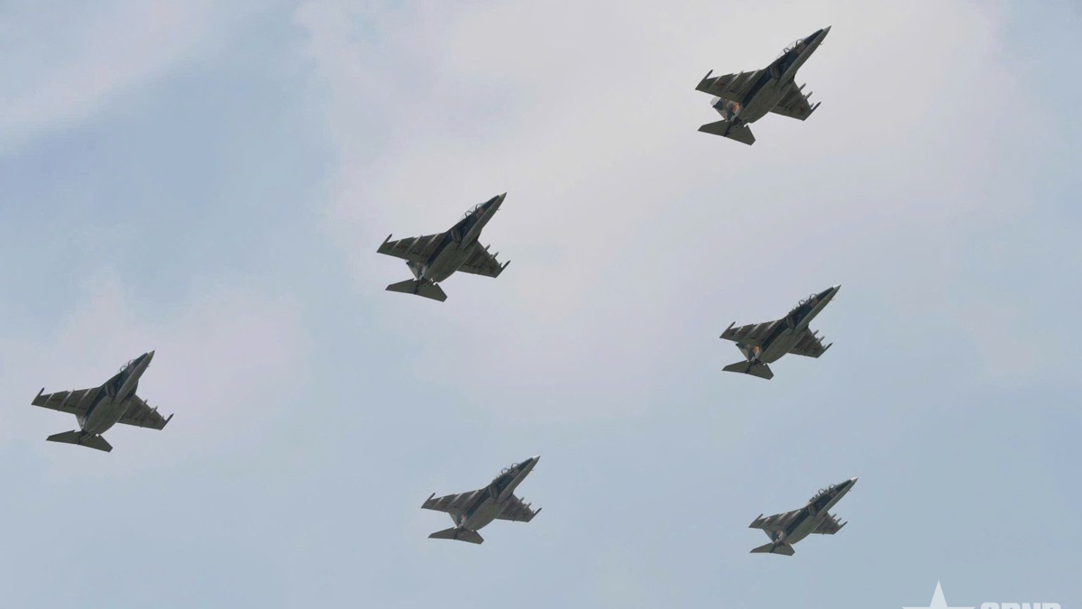 Шесть самолетов Як-130 впервые образовали ромбовидную фигуру в небе над Бакнинем.