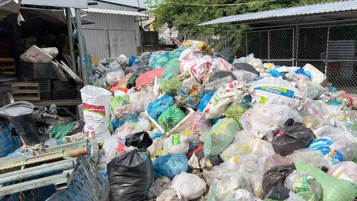 ヴィンロン：ゴミが路上、市場、公園に山積み