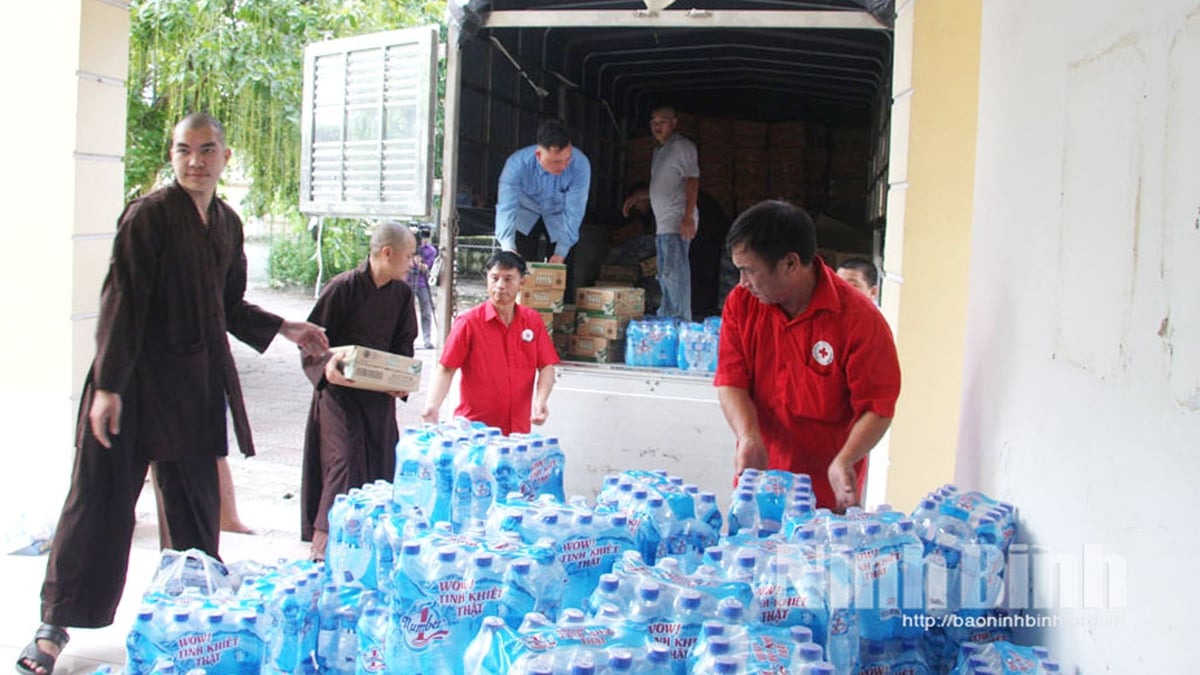 La Cruz Roja de Ninh Binh dona casi 200 regalos de socorro a las víctimas de las inundaciones en la provincia de Nghe An.