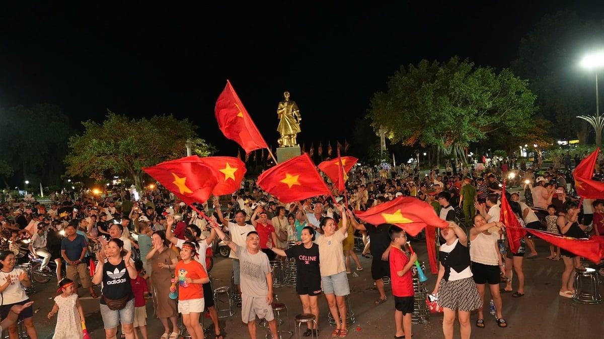 ទស្សនិកជនទូទាំងប្រទេសស្រក់ទឹកភ្នែកជាមួយនឹងការប្រកួតដណ្តើមជើងឯក U.23 វៀតណាម