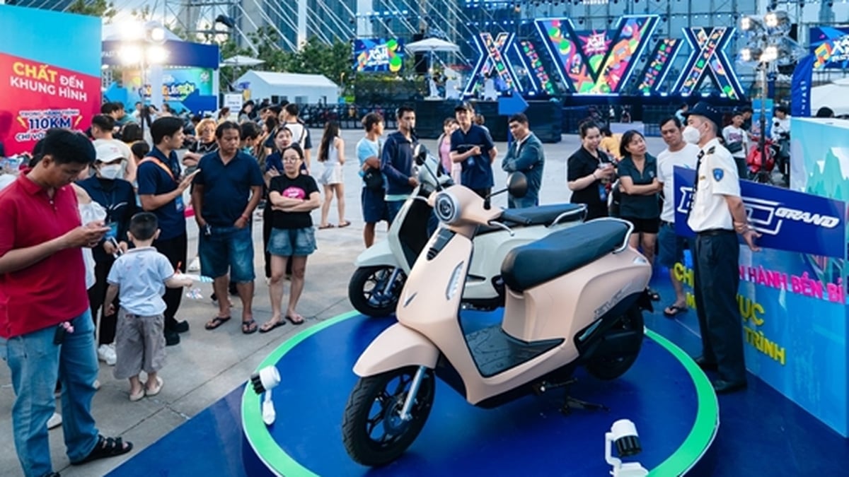 ユーザーは、柔軟な追加バッテリーと魅力的な価格を備えた VinFast Evo Grand 電動バイクに興奮しています。
