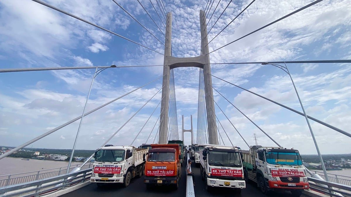 Close-up of Rach Mieu 2 Bridge load test before inauguration